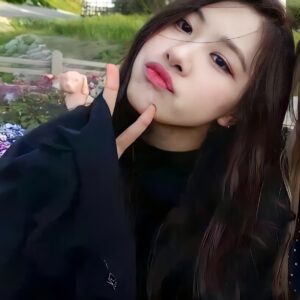 Roseanne Park, known professionally as Rosé, is a prominent member of the South Korean girl group Blackpink. Born on February 11, 1997, in Auckland, New Zealand, and raised in Melbourne, Australia, she holds both New Zealand and South Korean citizenship.